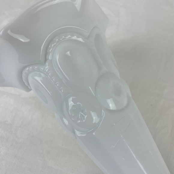 Vintage Milk Glass Bud Vase Pressed Glass Trumpet Scallop Top - Picture 3 of 9